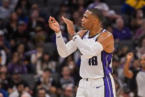 手起刀落！威少最后时刻压时间单打 负角度高难度金鸡独立命中！