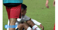 场下还是非常友好！U16国足球员主动上前安慰，将对手拉起