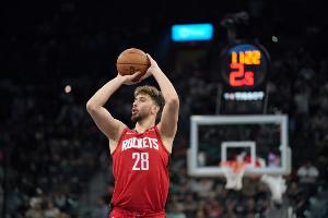 单打格林得手！申京弧顶得球背打格林 推进到篮下后转身抛投打进