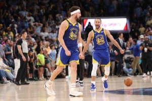 库里：克莱在场对我来说是资产 因为他会去防对手最好的外线