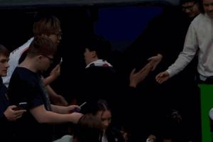 可惜没有登场机会！杨瀚森离场时在球员通道和球迷握手击掌