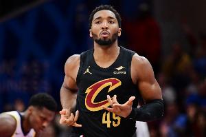 攻击手！多诺万·米切尔17中9拿到28分8助3断 罚球11中9