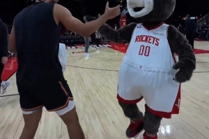 人缘还是很棒的！狄龙赛前和火箭主场的吉祥物熊嬉戏打闹