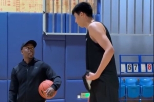 三分球技能也有了！广州男篮主教练亲自特训徐昕