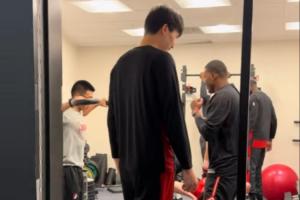 文化输出😝杨瀚森赛前训练室放《八方来财》Chris&助教一同举铁