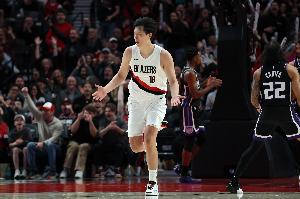 开拓者媒体人：杨瀚森防挡拆时沉退太多 面对明星后卫时很吃亏