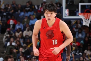 开拓者媒体人：杨瀚森不出3年会被踢出联盟 竟然还有人吹捧他？