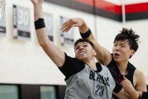 开拓者媒体人：球队这几年都选了啥？克林根的胳膊和我手腕一样细