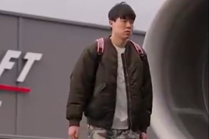 明日战鹈鹕出战成疑！开拓者登机照：杨瀚森迷彩裤+黑夹克+小粉包