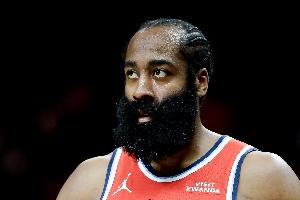 这筐比较熟！哈登强攻打成2+1 随后三分飙中连得6分