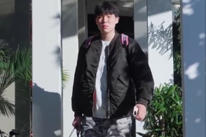 面部挫伤缺阵！杨瀚森入场穿搭与昨日一样 迷彩裤+黑夹克+小粉包