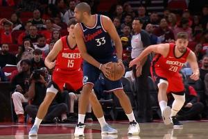 偷感很重😂申京猫腰静步背后偷袭巴图姆 抢断快攻反击双手暴扣