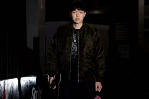 与奥登合照&布置了小圣诞树！杨瀚森晒近照：12月🔔