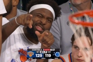 喜笑颜开！米切尔·罗宾逊场边开心比耶 对镜头卖萌