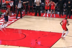 巴图姆踩线发球！帕金斯：愚蠢！业余篮球里也能发出这该死的球