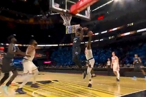 遮天蔽日！米切尔·罗宾逊积极补防 站帽小卡特