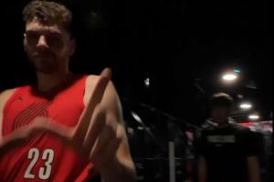 开拓者球员赛后经过通道高喊胜利比出“W”手势 杨瀚森不够兴奋呀