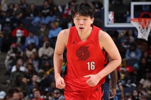 拓记：杨瀚森在球队的经历就好比一场实验 20岁表现挣扎也正常