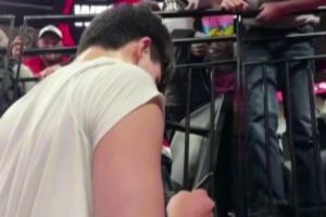 小球迷这个兴奋哟！杨瀚森赛前给小男孩签名 对方惊喜大呼哦买噶~