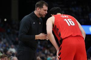 媒体人：开拓者实际上用格兰特机动打内线 杨瀚森留一队有啥必要