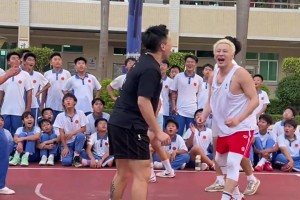 女高中生打单挑疯狂拉杆&展现超强核心力量！