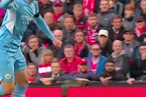 B席曾连续上演“圆规秀”令红军众将无从招架👍