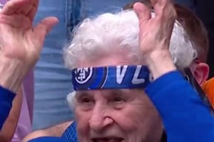 一生的信仰！比赛日这位国米老奶奶开心的就像个孩子❤