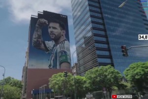 节目效果炸裂！甲亢哥此前刚到阿根廷就看到梅西巨型广告墙！