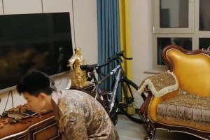 小男孩恶搞模仿哈登，这走步都走到姥姥家去了