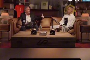 C罗：詹姆斯是很值得借鉴的职业球员典范 我们同龄但头发比他多